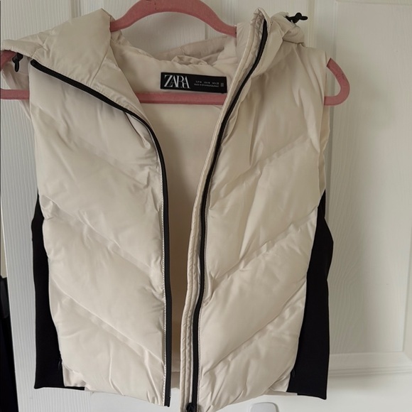 Zara Jackets & Blazers - Zara Women's Cream and Black Puffer Vest